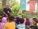 Siswa TKA mengenal pekerjaan Pak Satpam