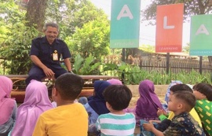 Siswa TKA mengenal pekerjaan Pak Satpam