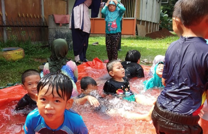 ASYIKNYA BERMAIN AIR